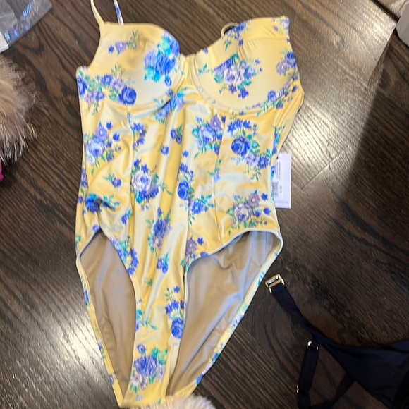 We wore what underwire one piece floral swimsuit never worn large - Picture 1 of 4